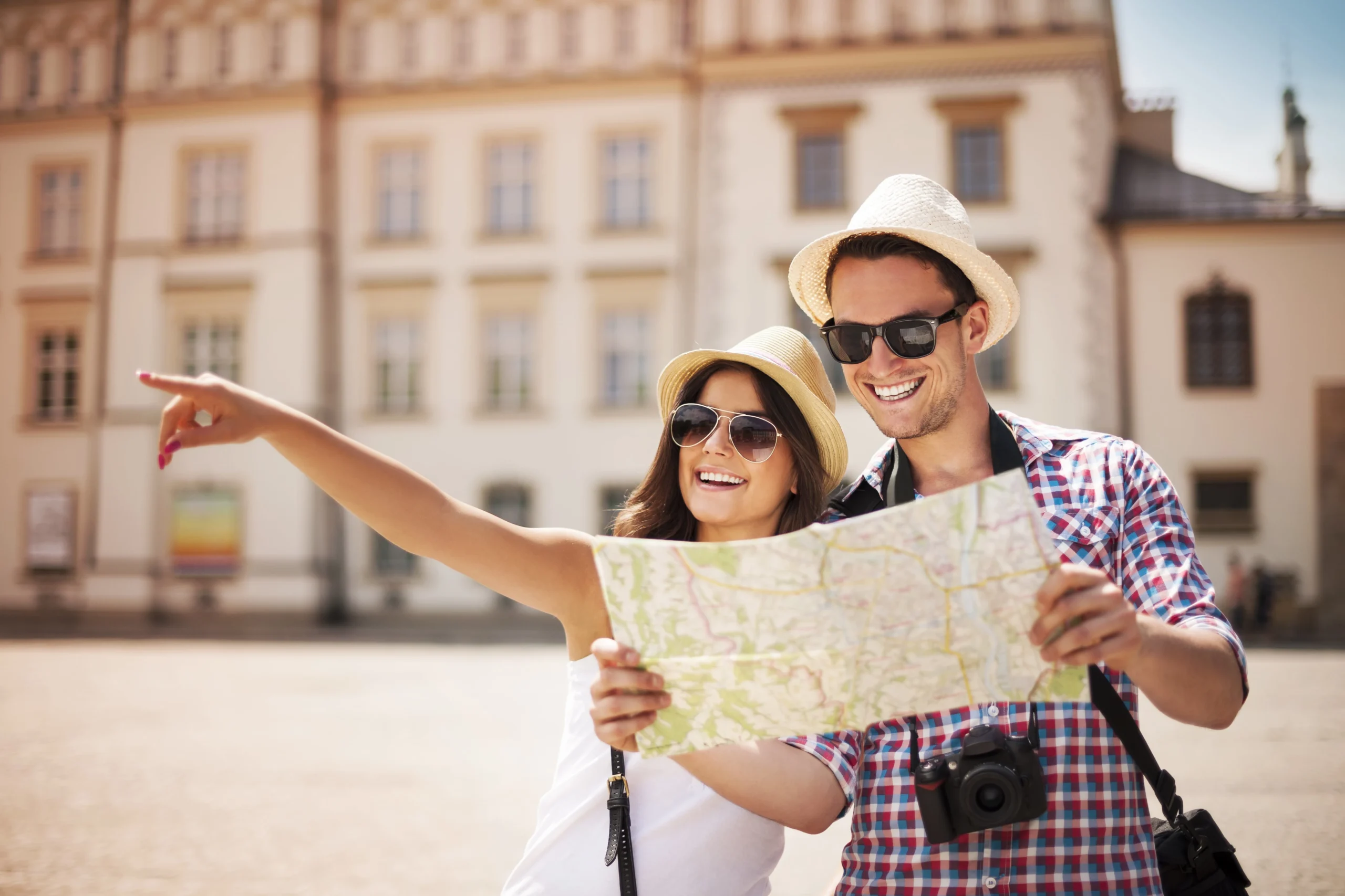 happy-tourist-sightseeing-city-with-map-min